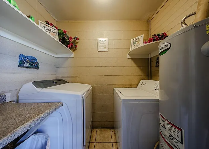 #5 Sunny Midtown Skyline Cool Comfy Affordable Apartment