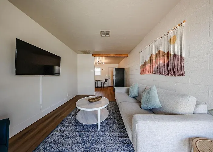 Apartment #5 Sunny Midtown Skyline Cool Comfy Affordable Phoenix