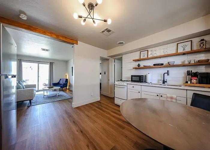 #5 Sunny Midtown Skyline Cool Comfy Affordable Apartment