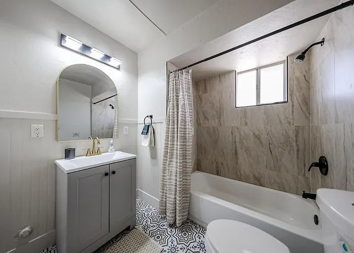 Apartment #5 Sunny Midtown Skyline Cool Comfy Affordable *