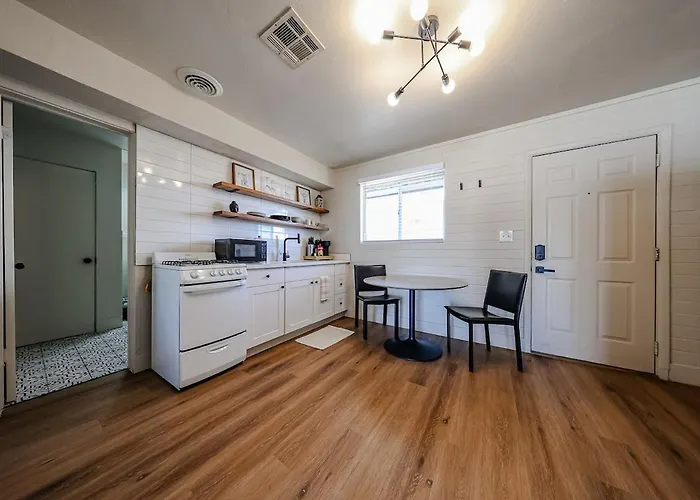 #5 Sunny Midtown Skyline Cool Comfy Affordable Apartment