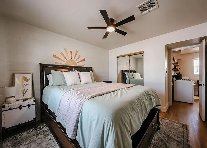Apartment #5 Sunny Midtown Skyline Cool Comfy Affordable *