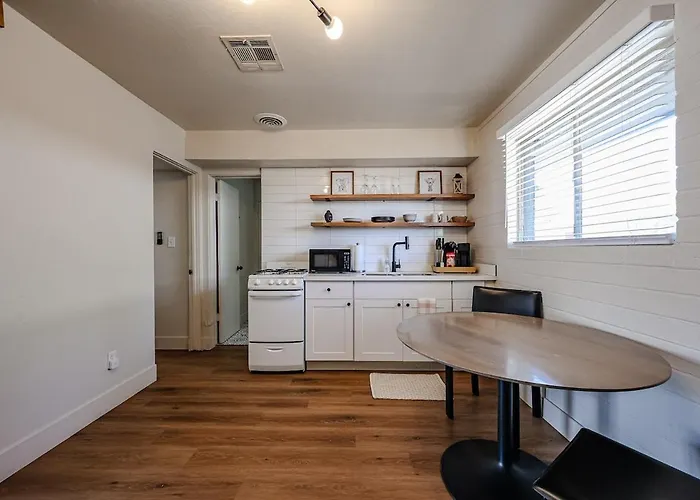 #5 Sunny Midtown Skyline Cool Comfy Affordable Apartment