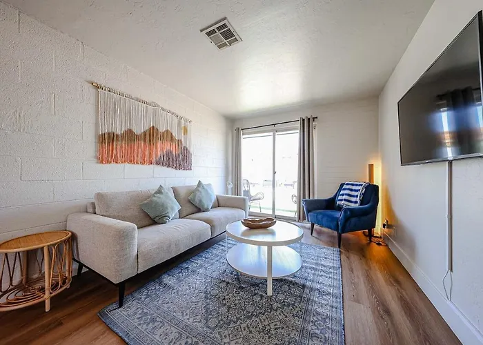#5 Sunny Midtown Skyline Cool Comfy Affordable Apartment *